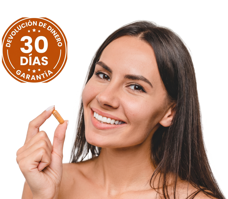 Mujer sonriente sosteniendo una cápsula